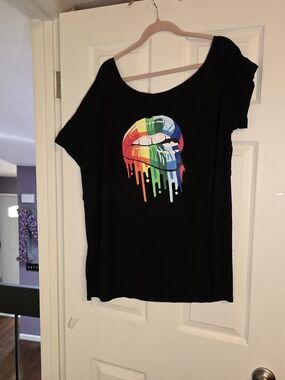 Magic Black Short Sleeve Tee with Rainbow Drip Lips